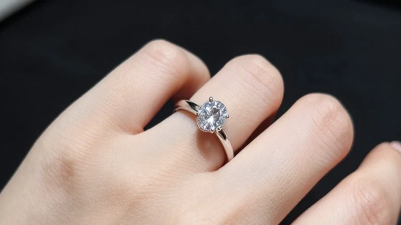 Anillo plateado elegante sobre mano brillante