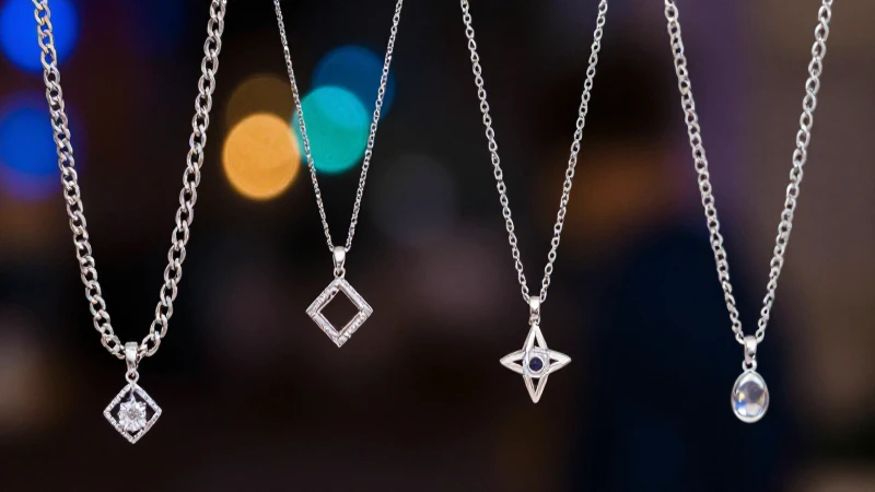 Cuál es el precio actual de una cadena de plata en el mercado 2 Joyas elegantes resaltan en fotografía profesional