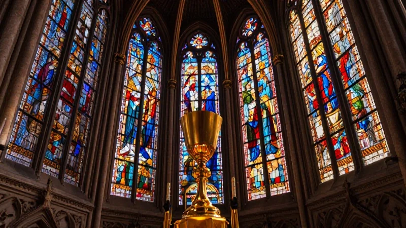 Cuánto oro posee la Iglesia Católica en la actualidad 5 Catedral gótica dorada irradia luz vibrante