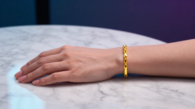 Pulsera dorada en una elegante fotografía