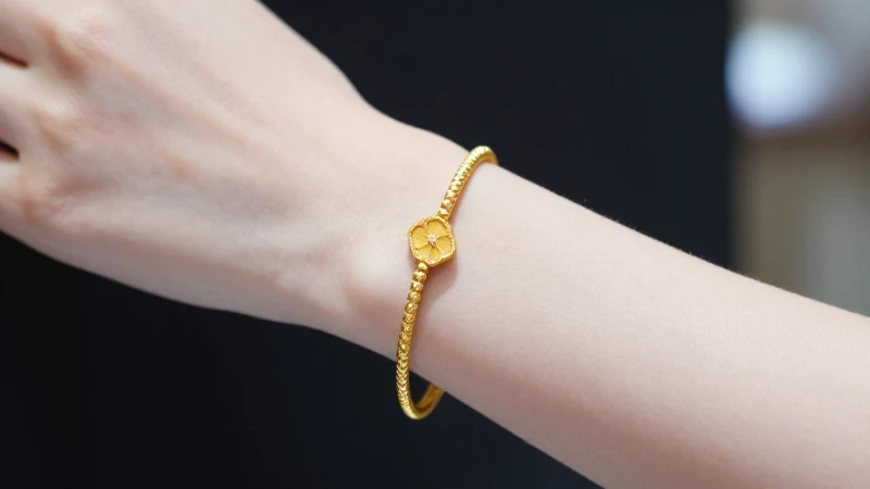 Pulsera dorada elegante en primer plano