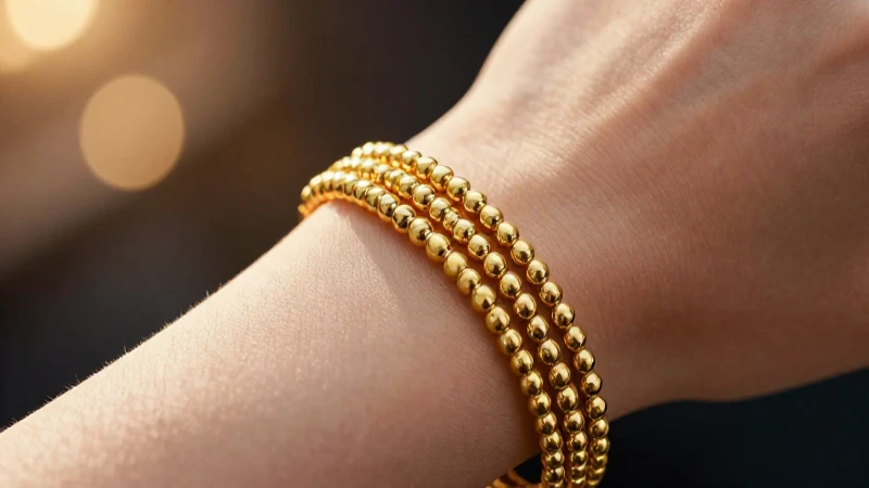Precio del oro laminado 14k: ¿Cuánto vale? 2 Pulsera dorada brillante en primer plano