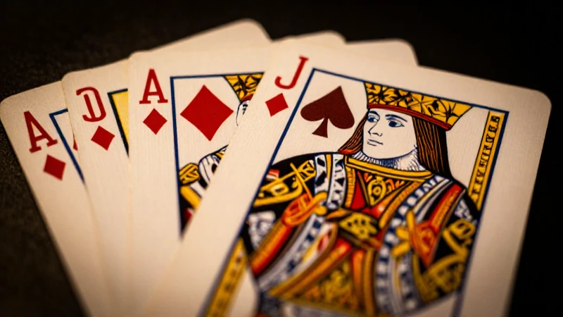 Cartas españolas doradas, iluminación cinematográfica y elegante