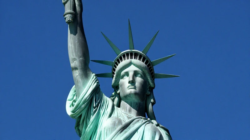 Libertad icónica: cobre brillante bajo cielo azul