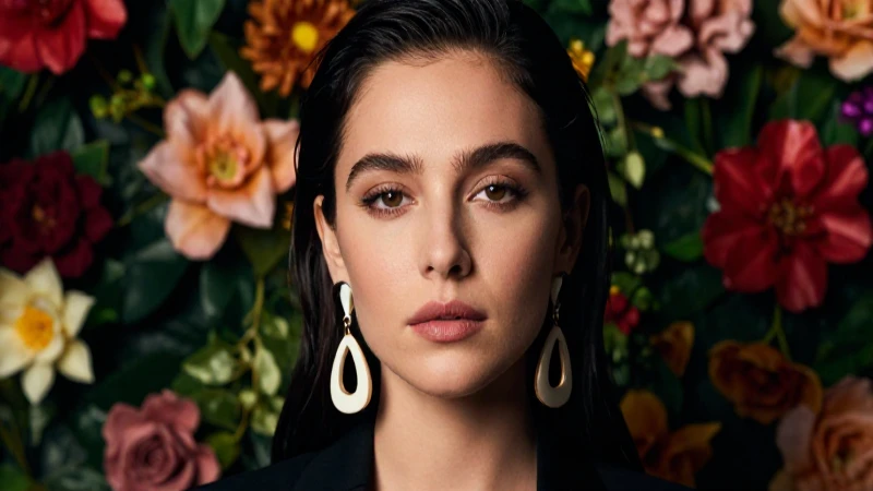 Mujer elegante con aretes en fondo floral