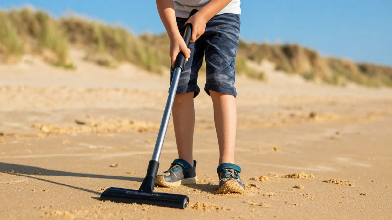 Niño feliz busca tesoros en la playa