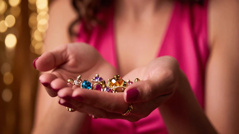 Conoces los encantadores charms de Dropstar Shop 2 Manos sostienen encantos brillantes en rosa y oro