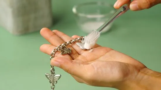 El acero inoxidable en joyería puede empañarse