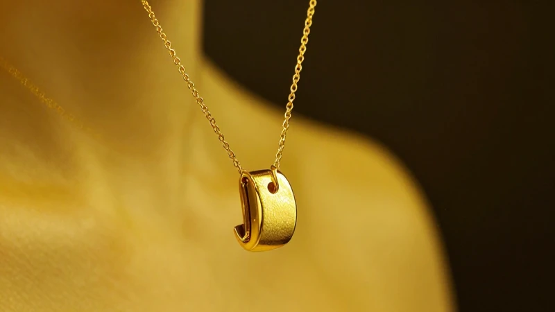 Collar dorado destaca con iluminación dramática