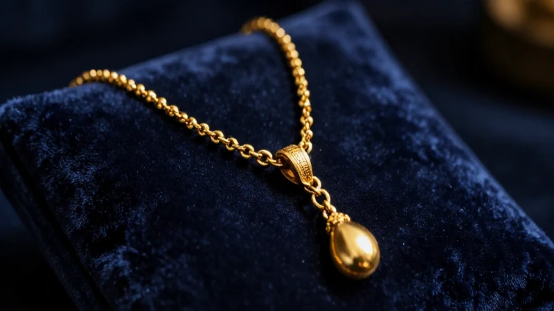 Collar dorado sobre terciopelo, lujo cinematográfico