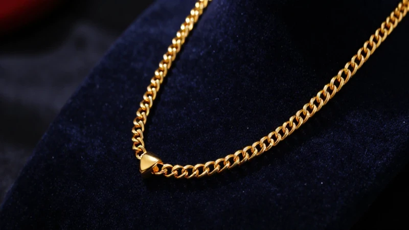 Collar dorado resalta en fondo aterciopelado