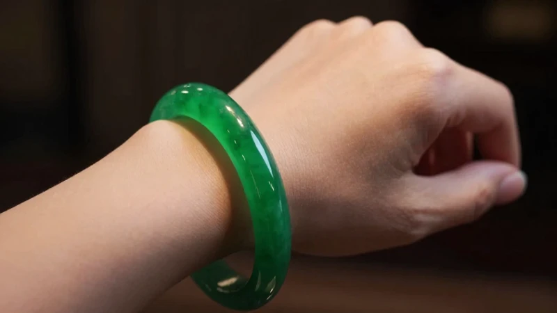 Pulsera esmeralda: lujo y elegancia vibrante