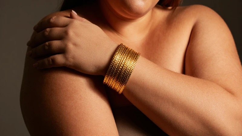 Mujer segura, pulsera dorada y estilo cinematográfico