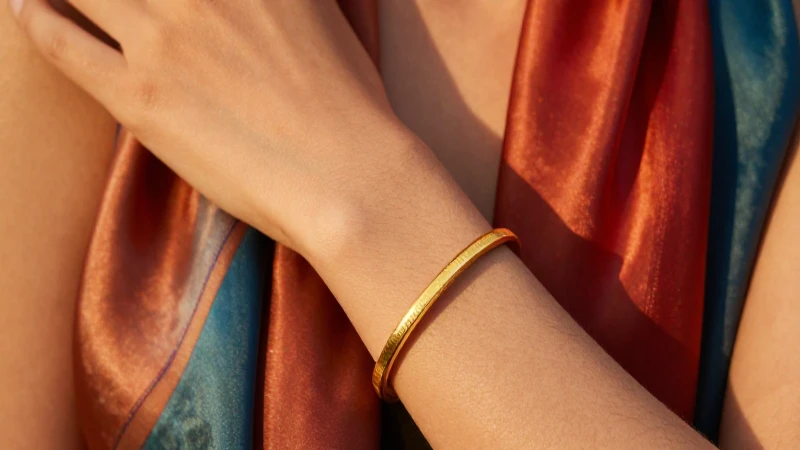 Pulsera dorada en la muñeca femenina