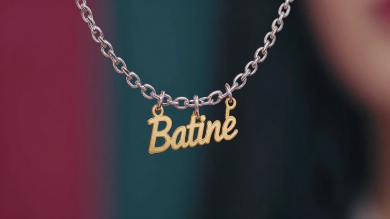 Pulsera elegante con nombre dorado destaca