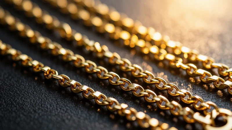 Cadenas doradas exhibidas con elegancia y lujo