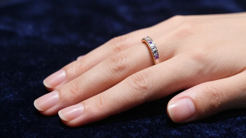 Anillos eternos elegantes en fotografía lujosa