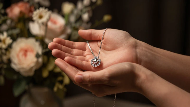 Manos elegantes sostienen joyas con nitidez