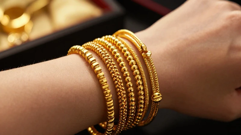 Pulseras doradas relucientes en primer plano