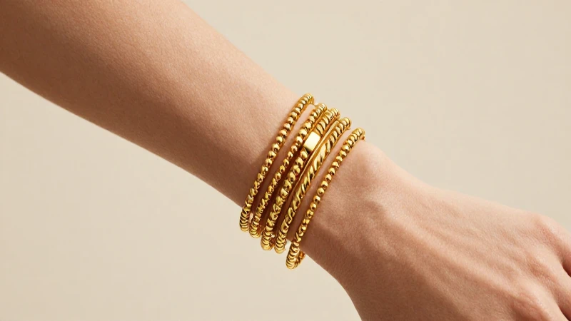 Pulseras doradas resplandecen en la muñeca elegante