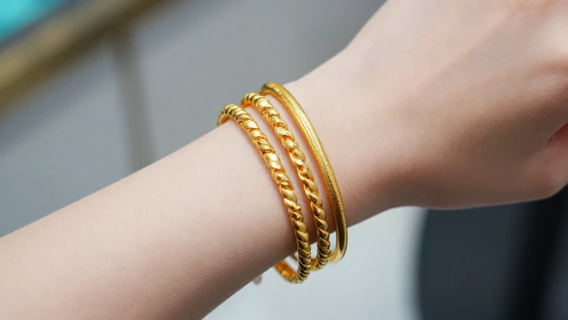 Pulsera dorada en la muñeca femenina