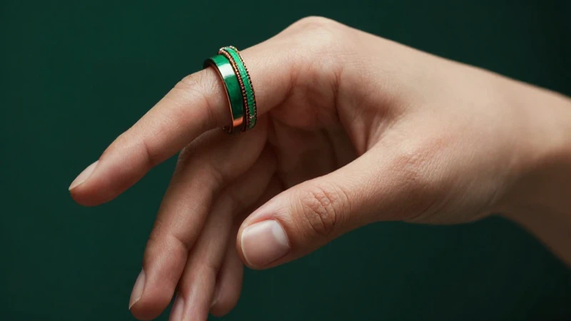Does Jewelry Turn Your Skin Green Descubre Por Qué Sucede 2 Mano femenina sostiene joyería verde y dramática