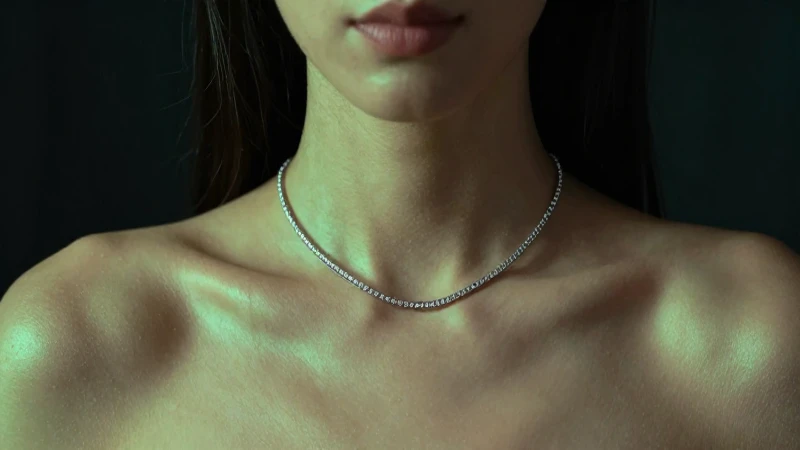 Does Jewelry Turn Your Skin Green Descubre Por Qué Sucede 5 Retrato elegante con piel ligeramente verdosa