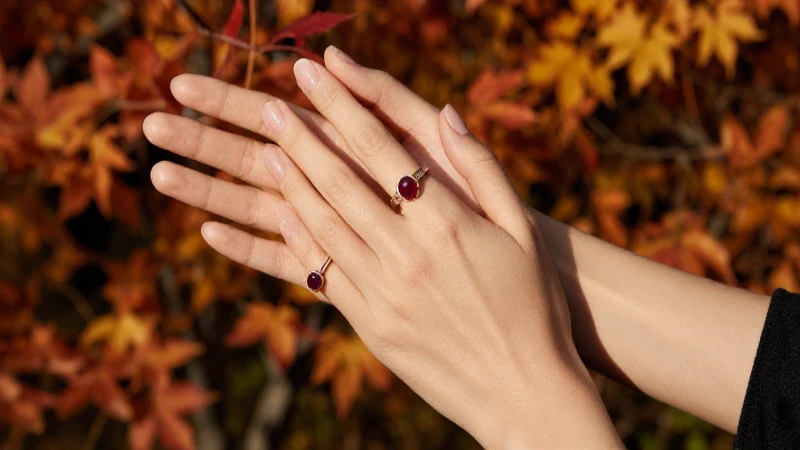 Cuáles son las 10 tendencias de moda para esta temporada 3 Anillo en mano destacando ante follaje otoñal