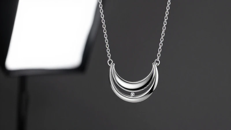 Collar de acero inoxidable resalta con elegancia