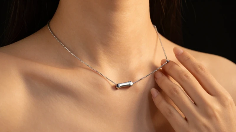 Joyería elegante en mano con iluminación cálida