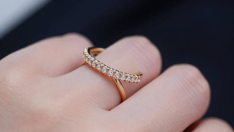 Joyería Band: La Elegancia de Dainty Eternity Bands y Rings 3 Anillo dorado elegante para una mano refinada