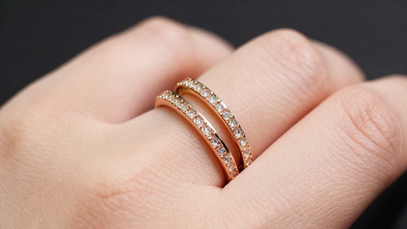 Joyería Band: La Elegancia de Dainty Eternity Bands y Rings 6 Anillos dorados apilados, elegancia lujosa