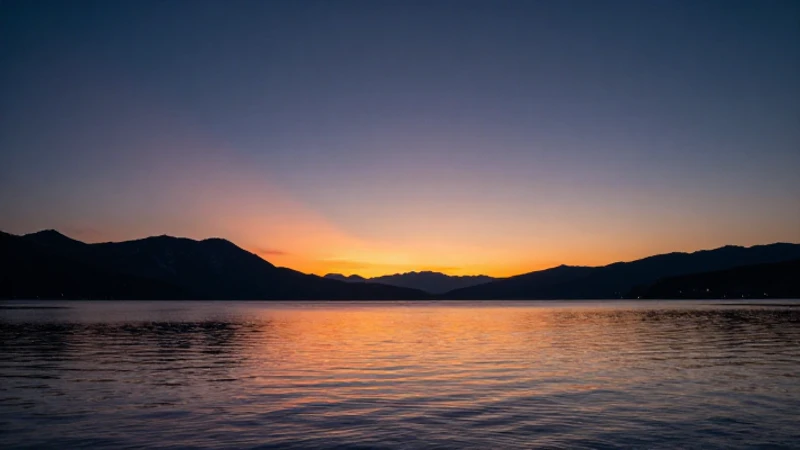 Atardecer vibrante y montañas en un lago español