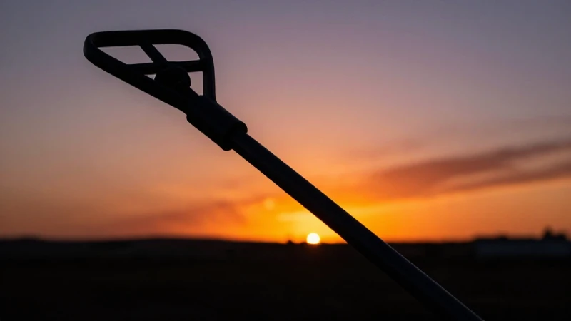 Qué dice la Ley de Patrimonio Histórico de Andalucía sobre detectores 8 Atardecer dramático revela silueta en el paisaje andaluz