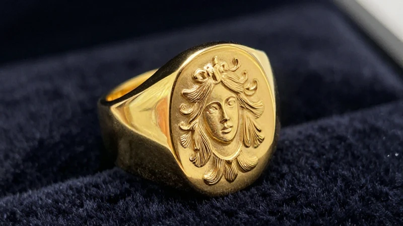 Anillos dorados, detalles intrincados y lujosos