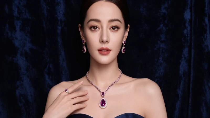 Mujer elegante con joyería en estudio