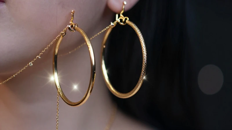 Aretes de oro: Descubre los mejores diseños en Detectando.com 5 Joyas elegantes resaltadas con luz cinematográfica