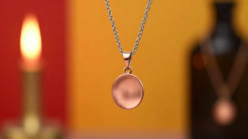 Metal Necklaces: La Tendencia de Collares de Metales Mixtos 2 Joyas con luz cálida y fondo borroso