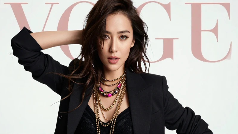 Mujer elegante con collares en portada llamativa