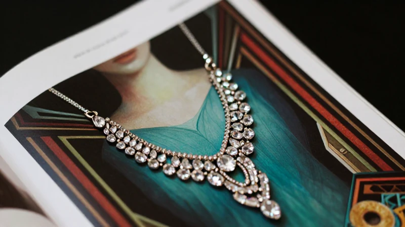 Joyas deslumbrantes en fotografía estilizada y vibrante