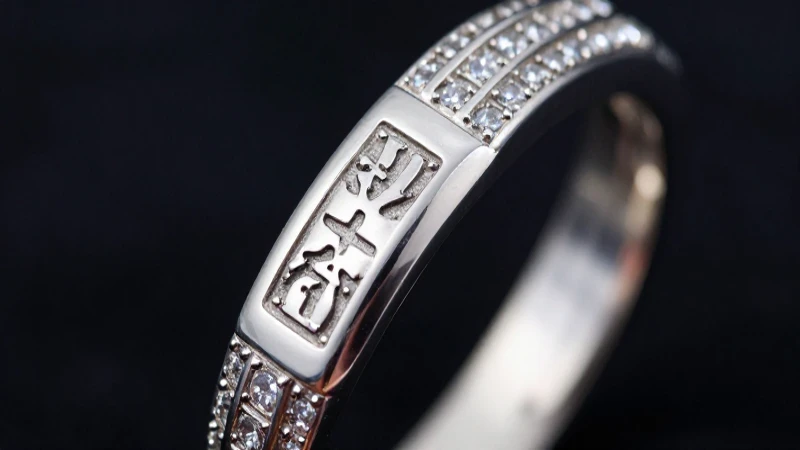Joyería plateada brillante con detalles lujosos