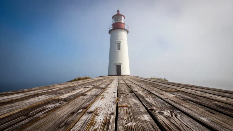 Faro destaca en bruma dramática y vívida