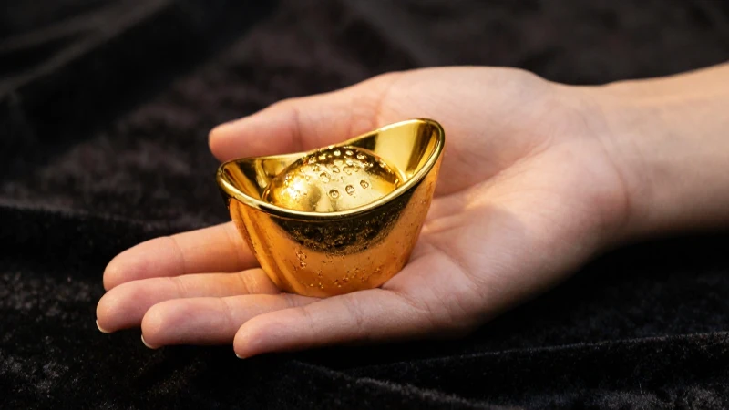 Oro 750: Precio del gramo de oro hoy para vender en Euros 3 Manos elegantes sostienen oro sobre terciopelo liso