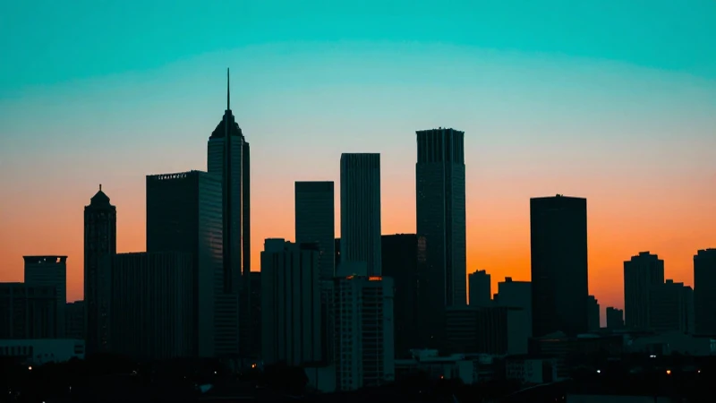 Silueta urbana moderna con iluminación dramática