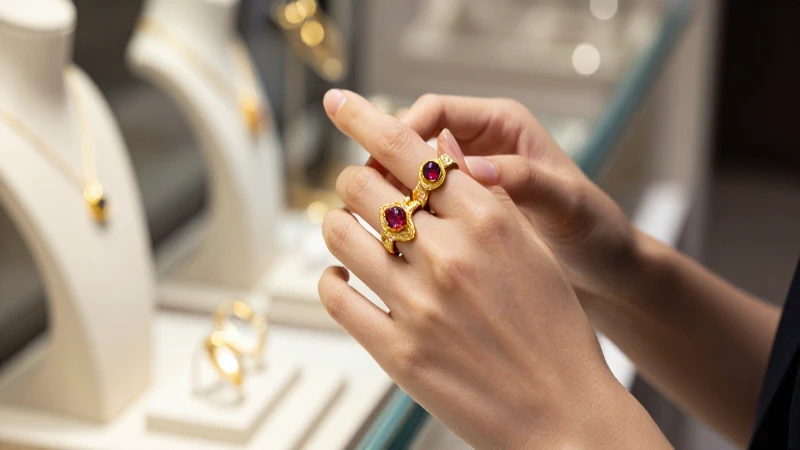 Joyería dorada destaca en mano elegante