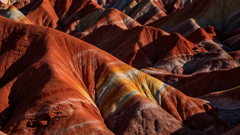 Foto impactante: minerales y sombras dramáticas