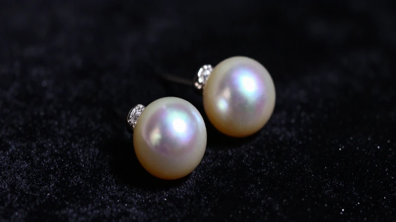 Aretes de perla, lujo y elegancia profesional