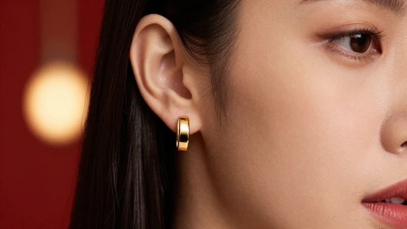 Aretes dorados resaltan en elegante retrato