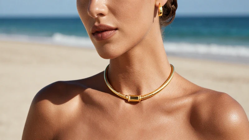 Mujer bronceada resalta con joyería dorada