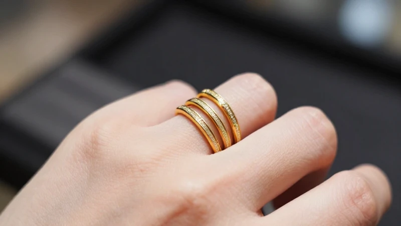 Qué estilo y significado tienen los anillos en el meñique 6 Anillo art decó en un fondo elegante